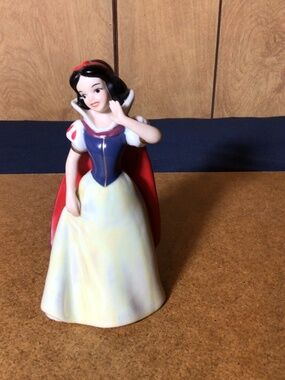 A NEW COLLECTIBLE WHITE PORCELAIN SNOW WHITE FIGURINE